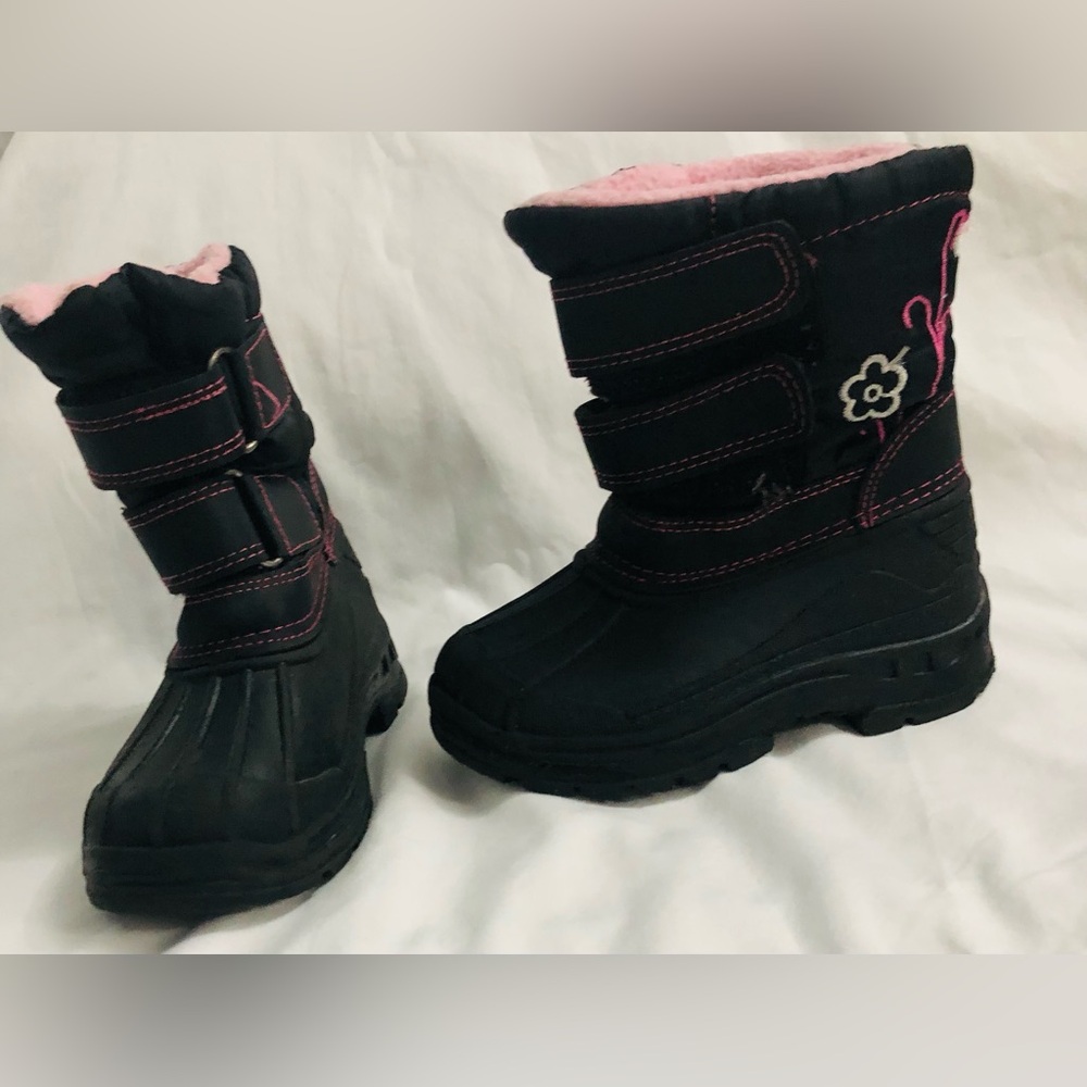 Girl’s winter snow Boots front double adjustable  straps pull on black. 6